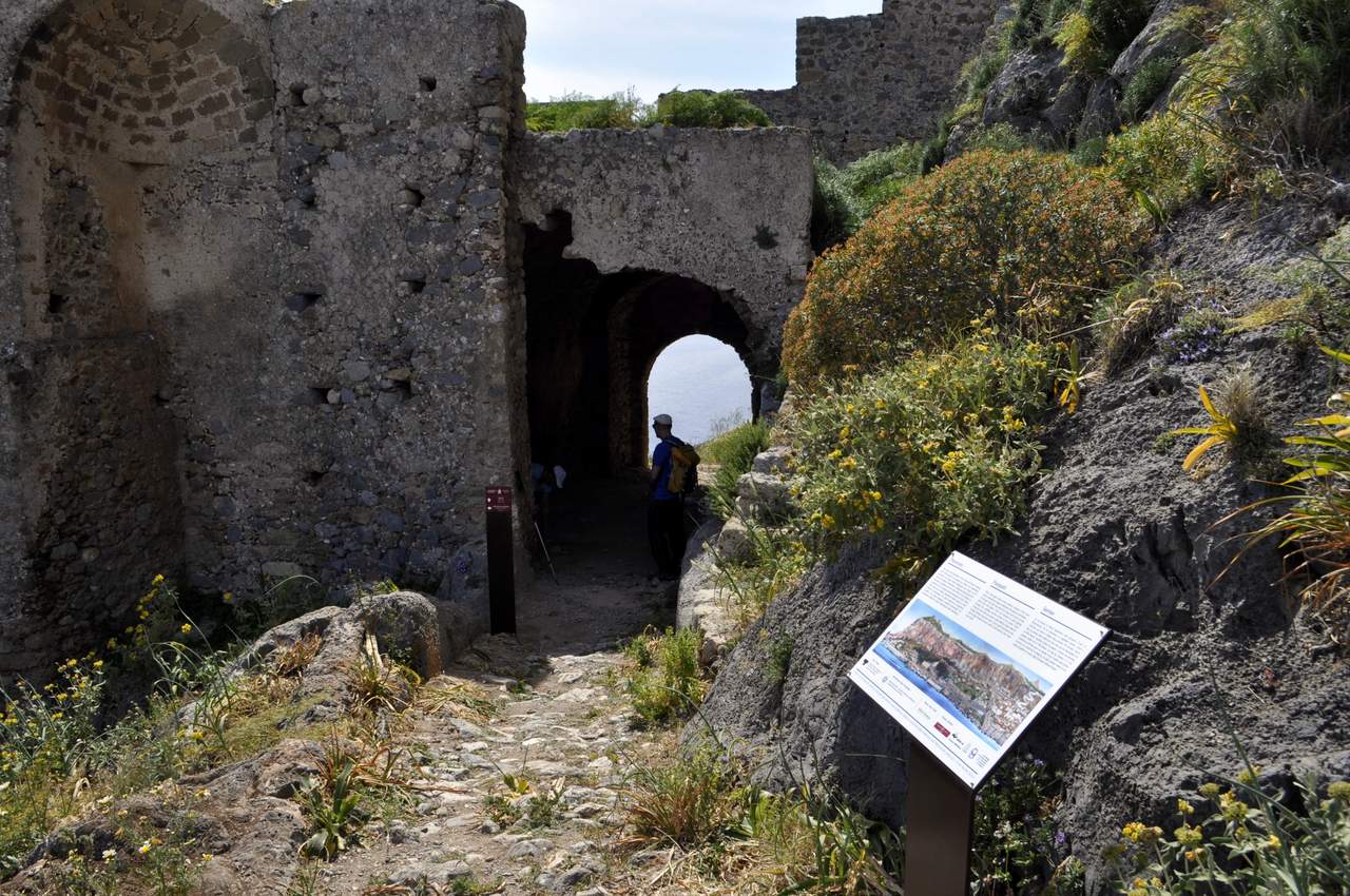 Σηματοδότηση μονοπατιού Paths of Greece signposting