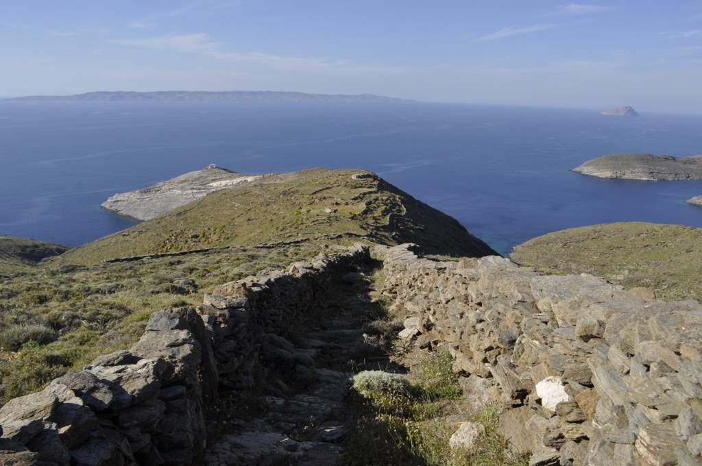 walking serifos