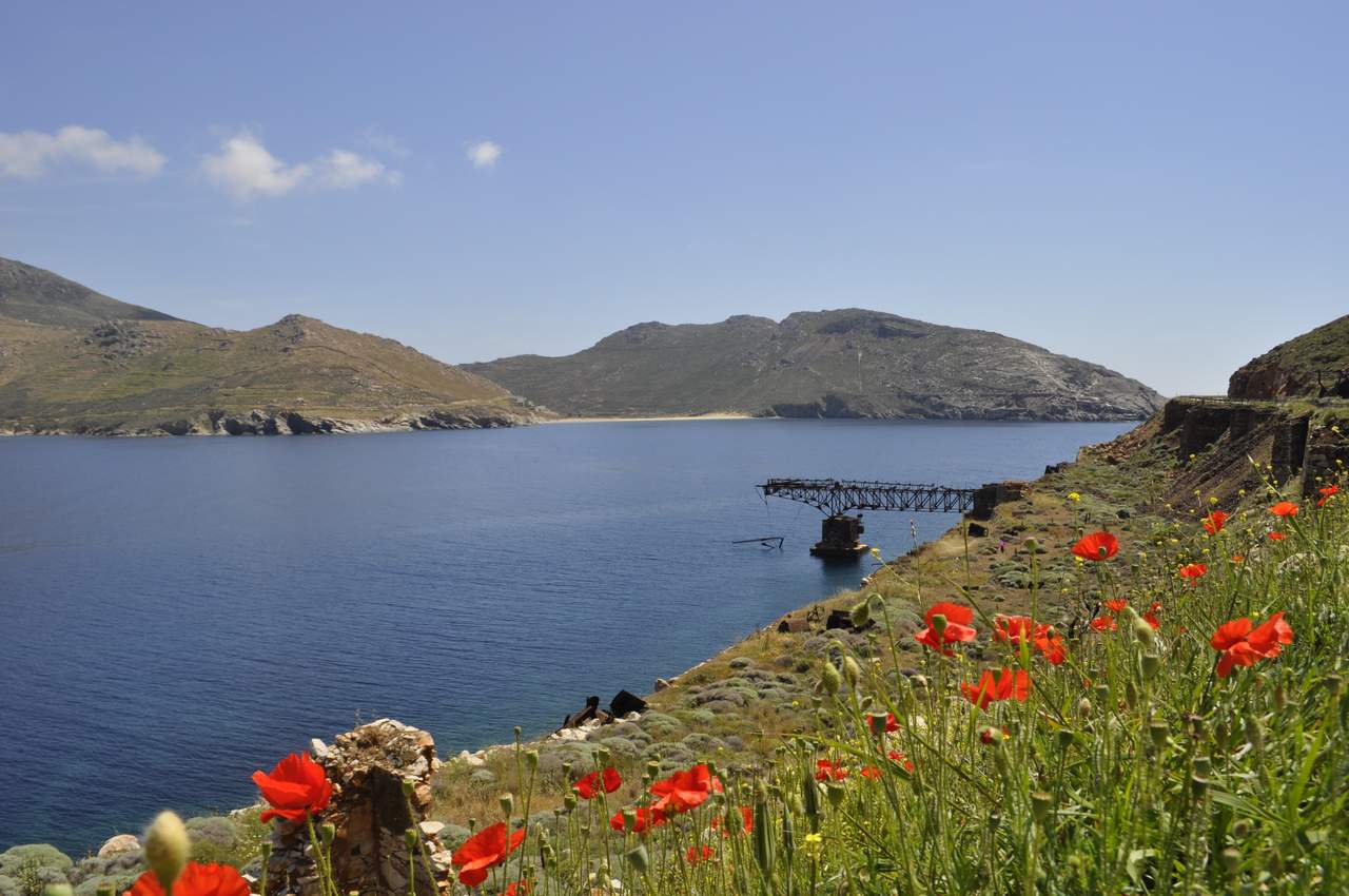 walking serifos