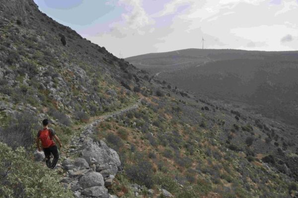 des-trails-7-005-wwww-hiker-on-p-compressed